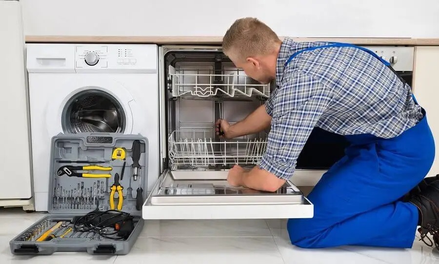 Kaynarca Protherm servisi teknisyen ekibi beyaz eşya tamiri yaparken